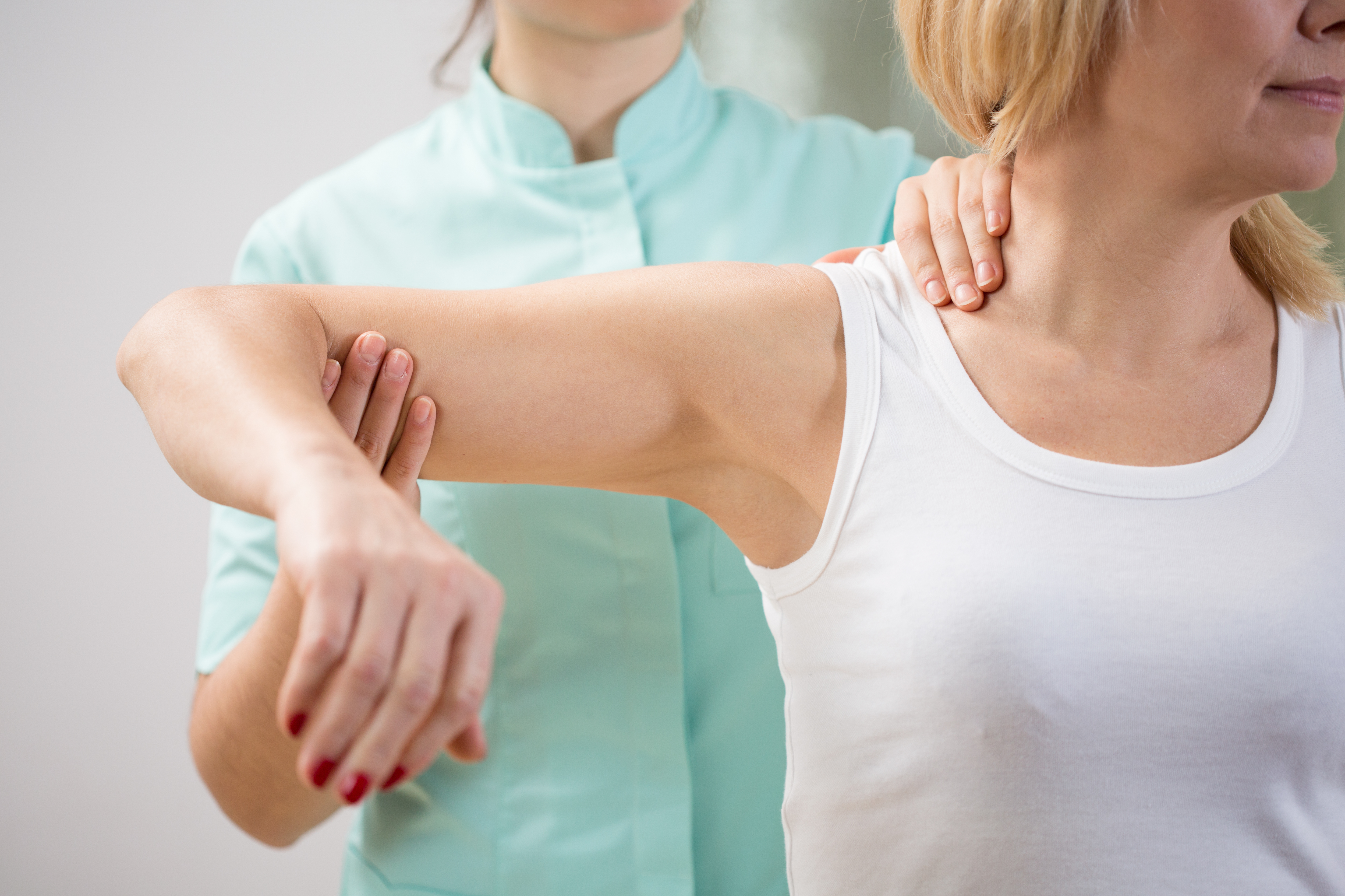 Physical therapist diagnosing patient with painful arm-3